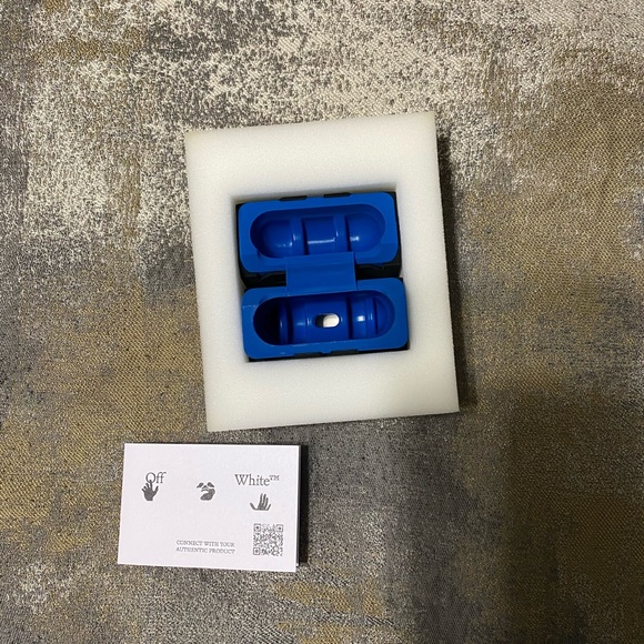 Off-White Arrow AirPods Case Pro - Picture 5 of 9